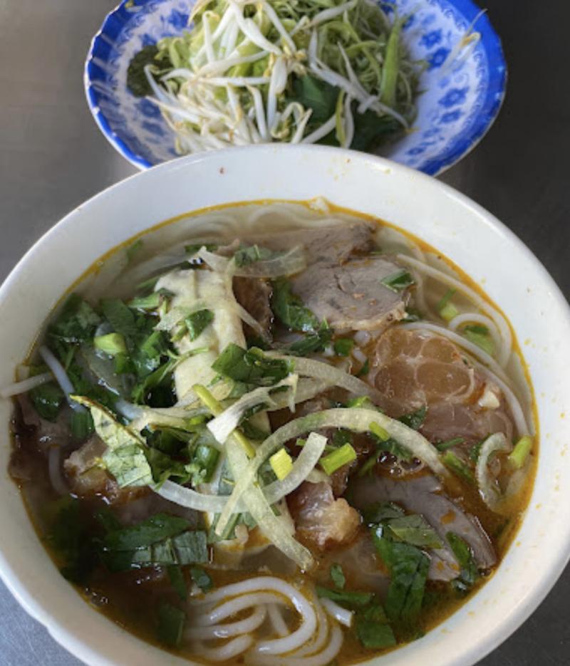 Bún bò Cây Me