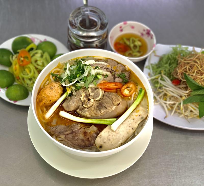 Bún bò, cơm tấm, La Cà Quán