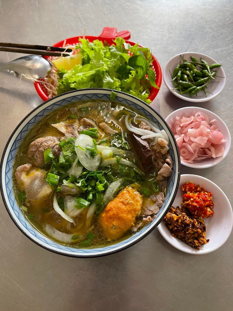 Bún bò Huế Mụ Rơi