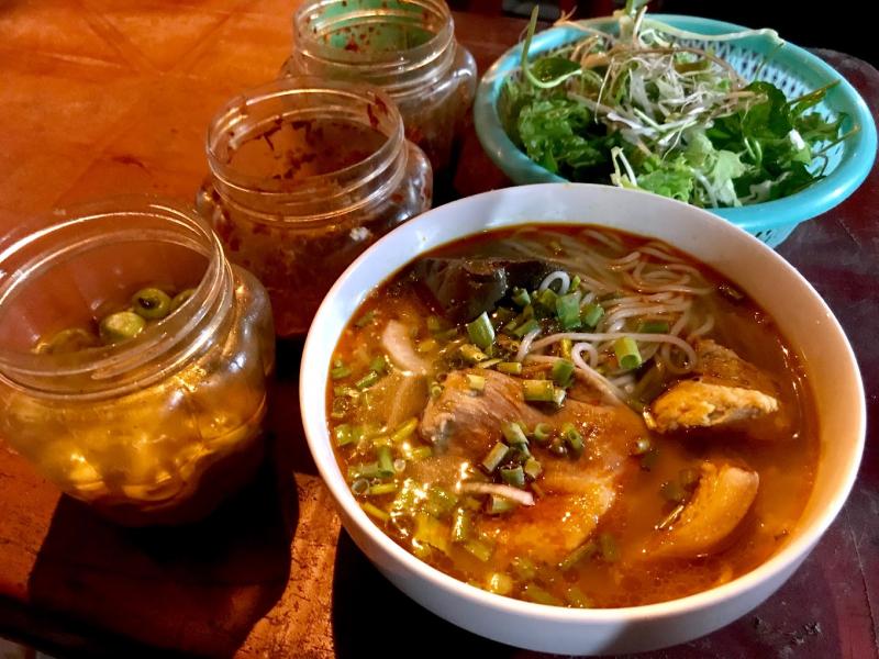 Bún bò Huế O Lùn