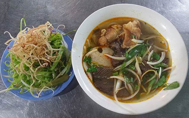 Bún bò Huế O Lùn