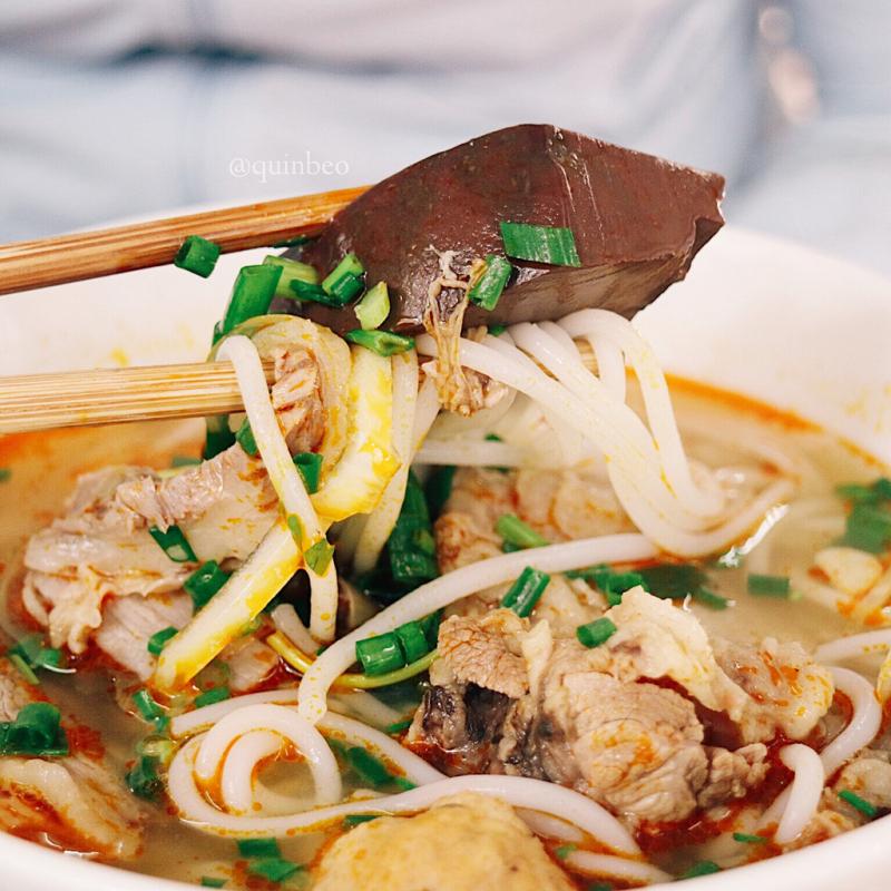 Bún Bò Huế Siêu To Khổng Lồ