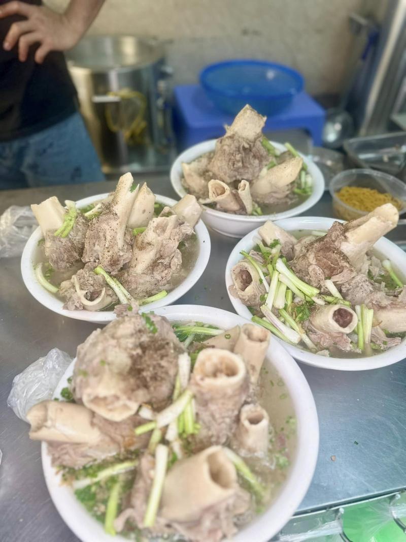 Lẩu xí quách tại Bún Chả Sứa Mến