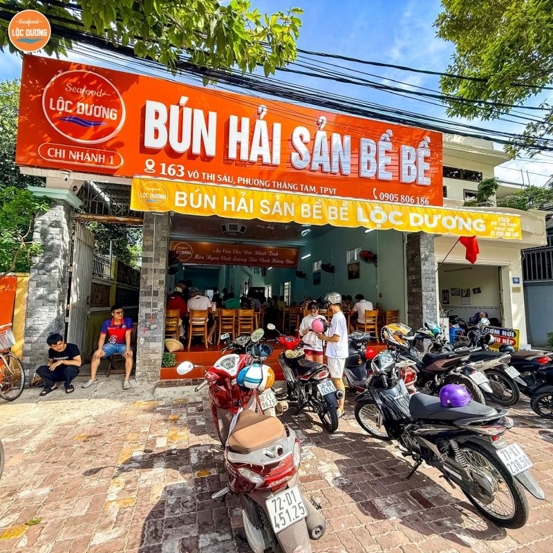 Quán phục vụ thêm cơm chiên hải sản, chả, đa dạng món ăn.