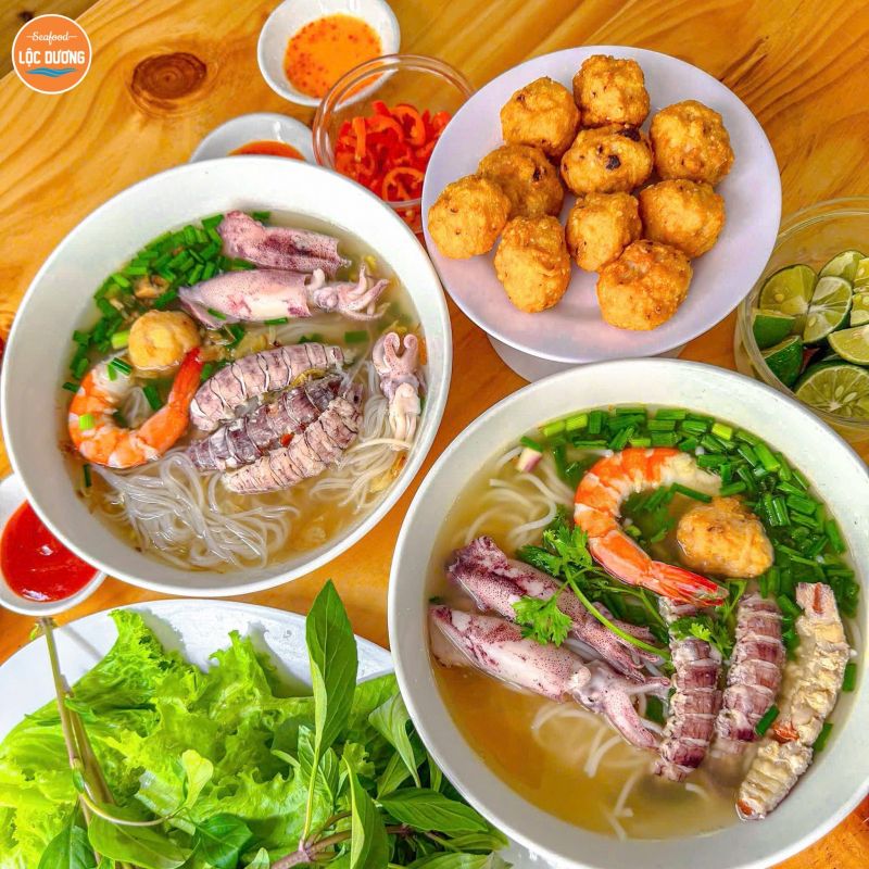 Tô bún lớn có bề bề, tôm, mực và chả đầy hấp dẫn.