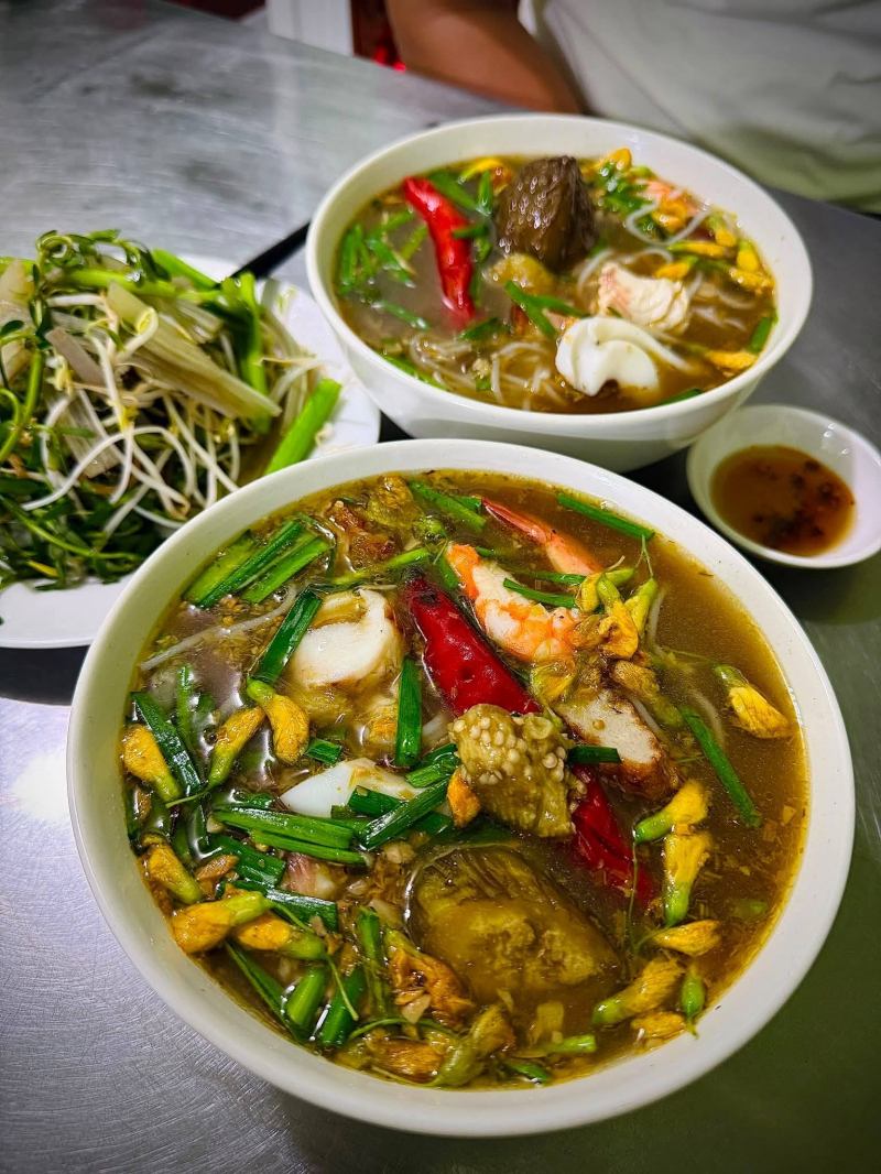 Bún Mắm Miền Tây tại 109 Bà Triệu có bông điên điển chuẩn miền tây.