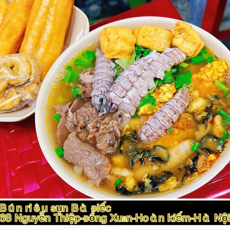 Bún riêu sụn: Bún riêu sụn của bà Điếc đã trở thành món ăn truyền thống của Sài Gòn và vẫn giữ được vị ngon đặc trưng cho tới năm
