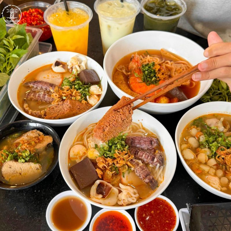 Tô bún đầy ắp, topping đa dạng, tươi ngon.
