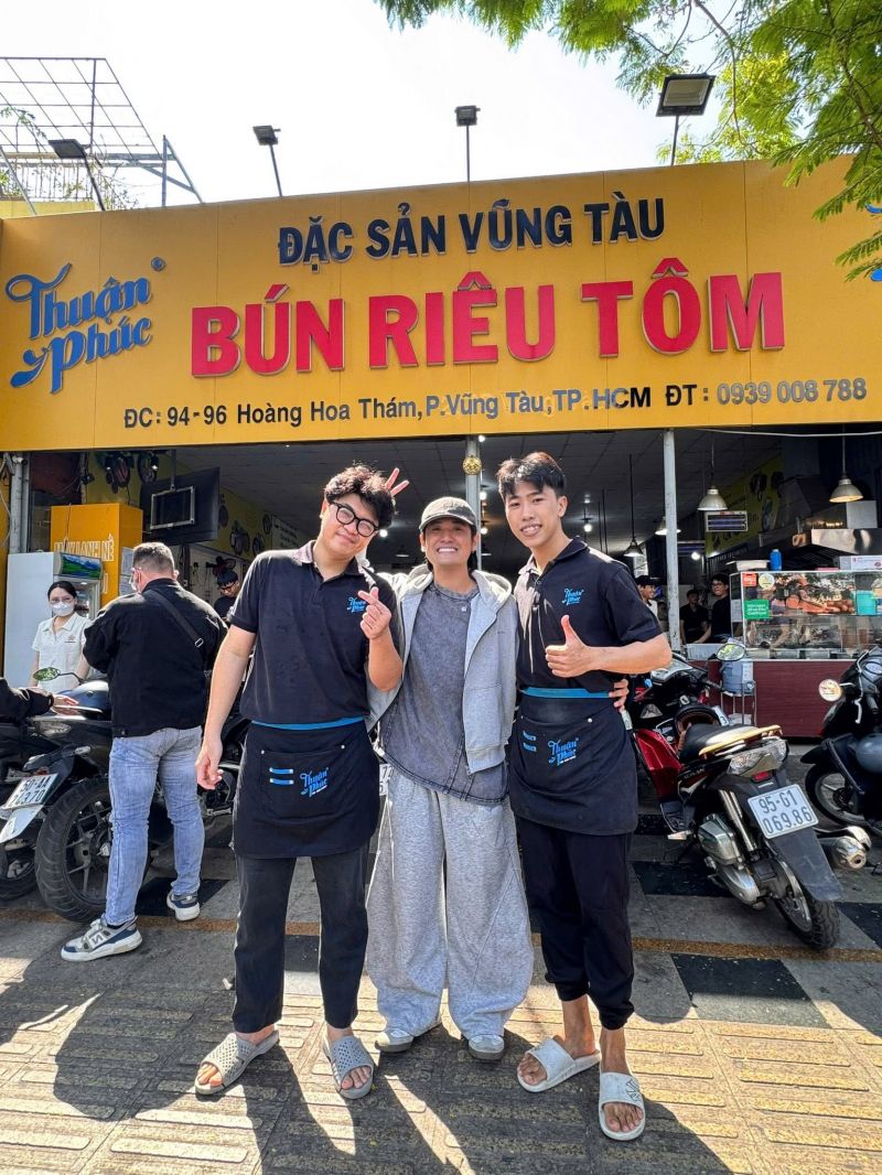 Quán rộng rãi, khách du lịch và khách địa phương tới dùng đều khen.