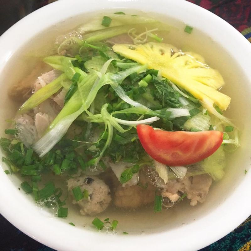 A bowl of hot vermicelli placed on the dining table gives off a very attractive aroma, which is the taste of scallions, herbs and a little pineapple flavor.   ﻿