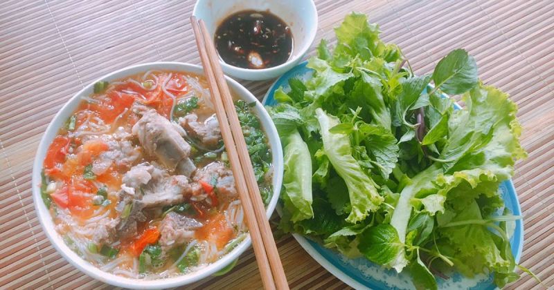 Bún sườn nấu sấu