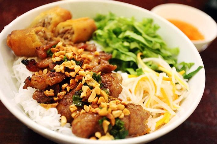 Một tô bún đặc biệt mang đậm “Vị Sài Gòn” cần phải có: bún tươi, rau sống, thịt nướng, nem nướng, chả giò, đậu phộng, hành phi… vô cùng hấp dẫn