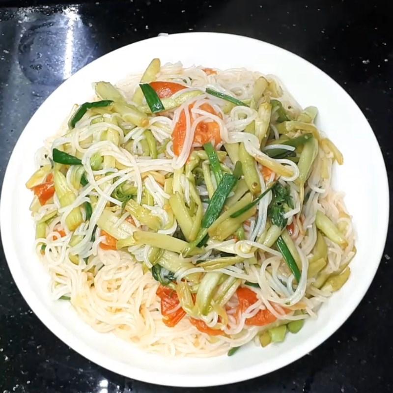 Bún xào cần cà chua