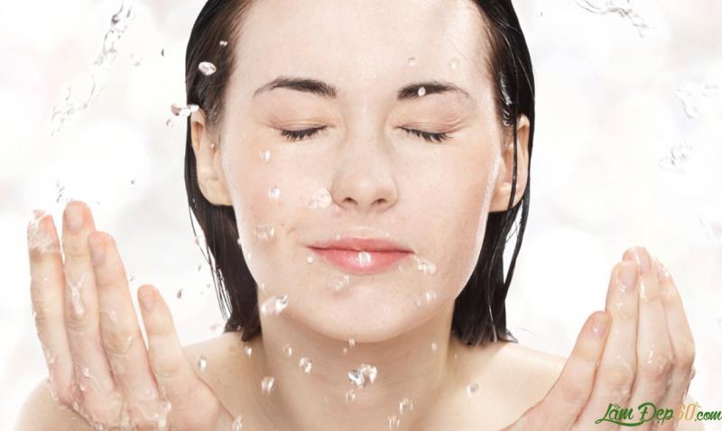 Rửa mặt bằng sữa rửa mặt một lần nữa giúp loại bỏ những tàn dư của mặt nạ tẩy da chết