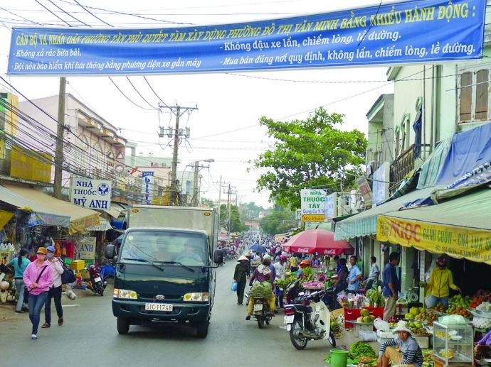 Buôn bán tràn lan trên vỉa hè và lòng đường