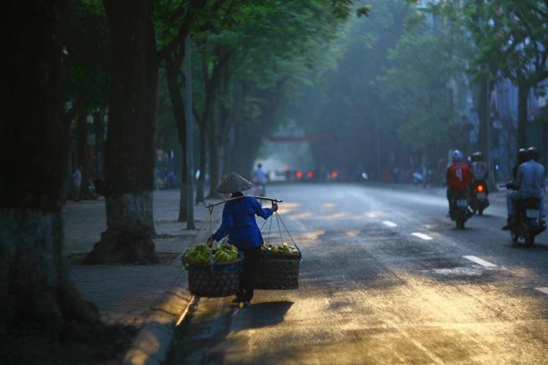 Hình ảnh người bán chuối ven đường