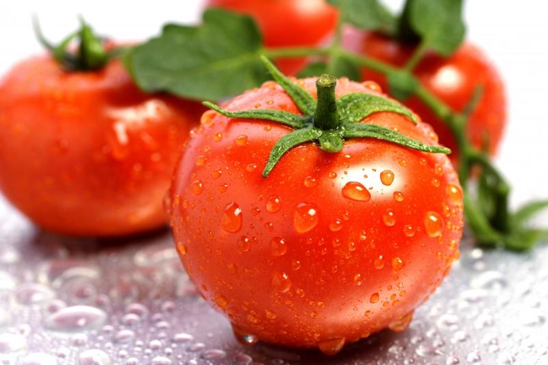 Bên trong cà chua cũng có các chất giúp da hạn chế hấp thụ tia UV.