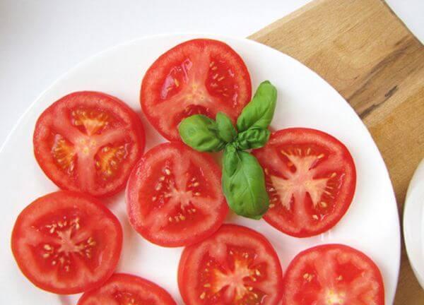 Cà chua chứa hàm lượng calo thấp, nhưng có có thể giúp bạn no lâu vì có nhiều chất xơ