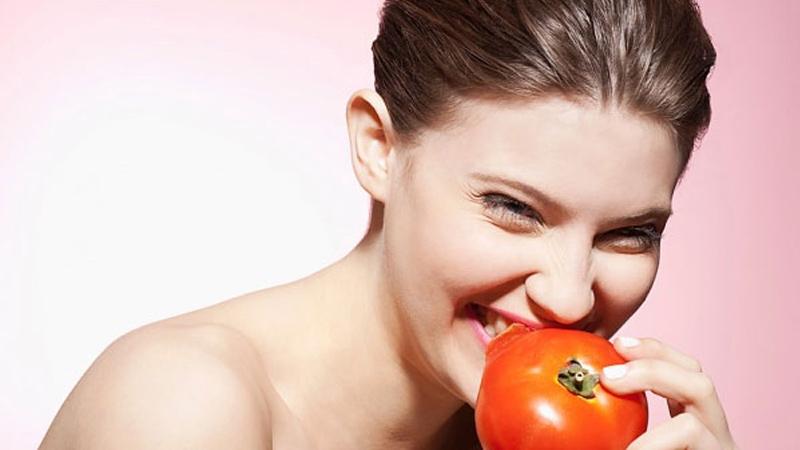 Cà chua giúp da mịn màng, trắng sáng