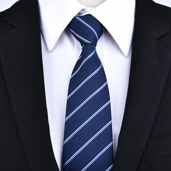 Những mẫu cà vạt có màu tối như đen than, xanh na-vy, hay họa tiết kẻ chéo, sọc sẽ tạo nên nét trưởng thành, nam tính