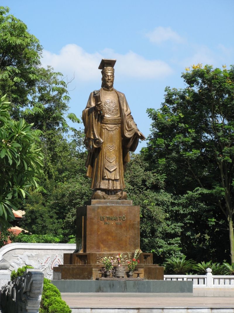 Tượng đài vua Lý Thái Tổ ở Hà Nội.