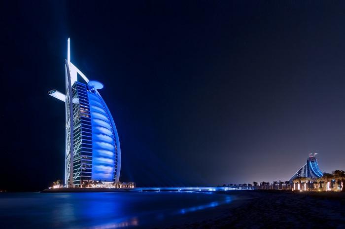 Khách sạn Burj Al Arab về đêm