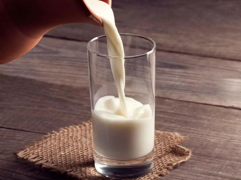 Việc uống sữa đều đặn sẽ giúp chống loãng xương, giúp xương chắc khỏe