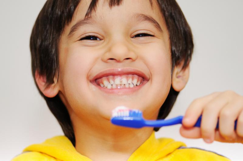 Đánh răng nhẹ nhàng cho trẻ, không nên chà mạnh, tránh gây chảy máu chân răng.