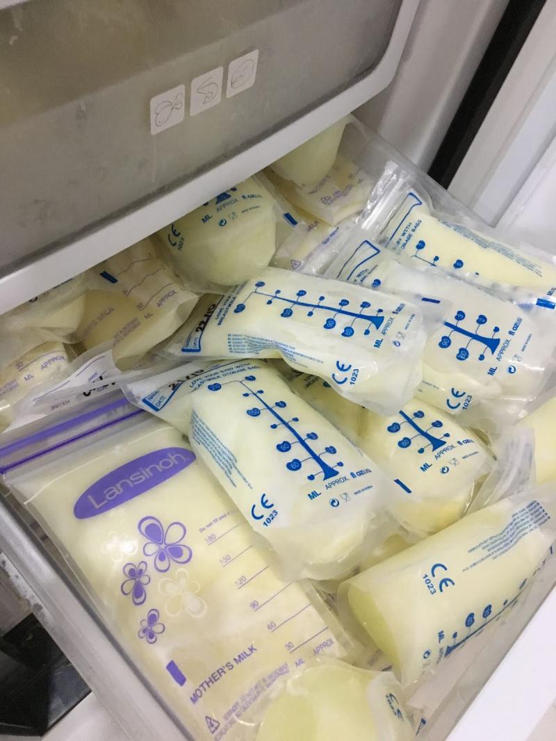 Cách hâm sữa mẹ để tủ lạnh