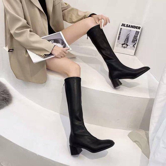 Cách mix giày boot cổ cao với đầm body đơn sắc, blazer dáng rộng