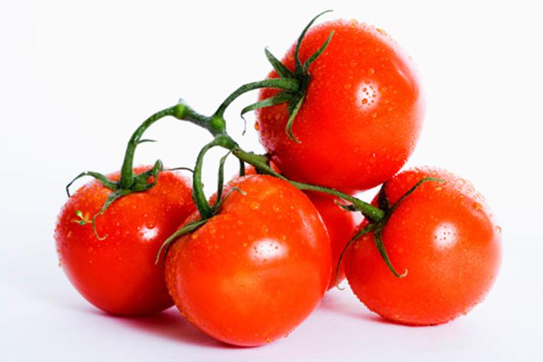Cách trị mụn cho nam bằng cà chua