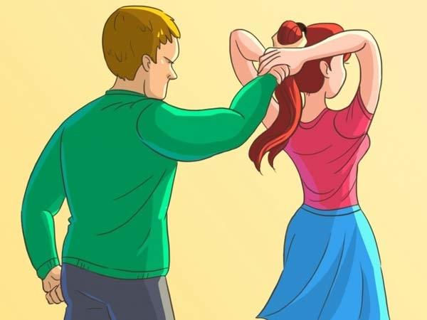Cách tự vệ dành cho phụ nữ khi bị túm tóc