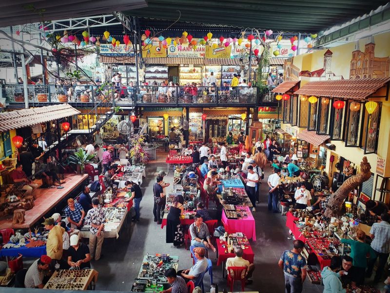 Chợ đồ cổ tại quán cà phê Cao Minh