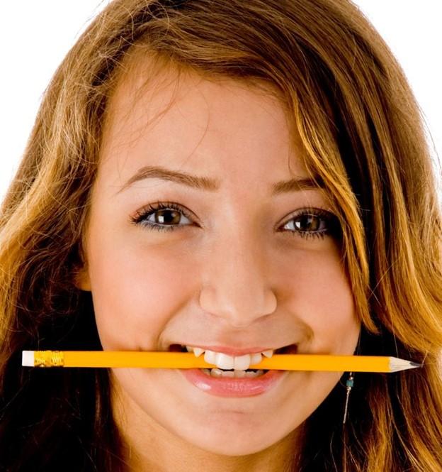 Cải thiện tâm trạng của bạn bằng cách giữ một chiếc bút chì giữa hai hàm răng của bạn
