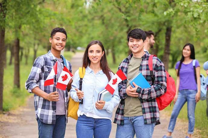 Hầu hết con em của người dân Canada đến trường vào bậc giáo dục tiểu học và trung học được miễn học phí