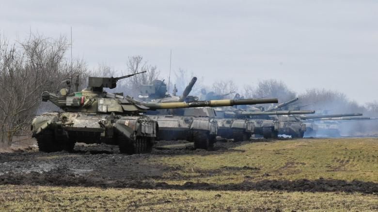 Các xe tăng Ukraine trong một cuộc tập trận quân sự giáp Crimea, Nga ngày 14/4 (Ảnh: Reuters)