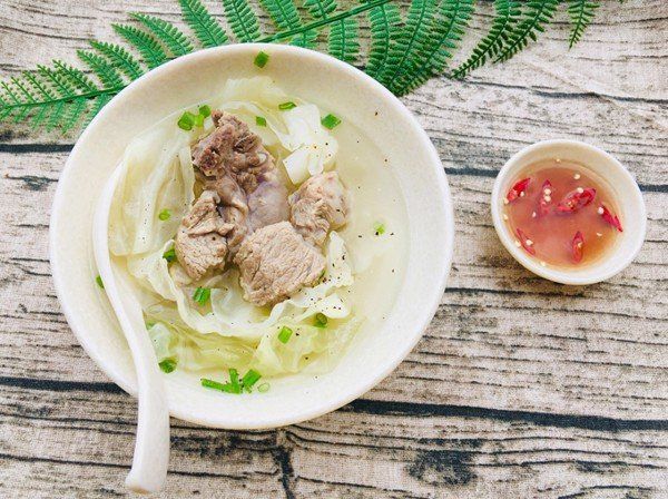 Canh bắp cải nấu xương