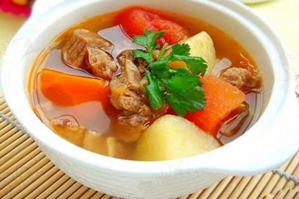 Canh bò hầm rau củ