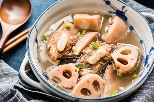 Canh củ sen hầm giò heo cũng là một món ăn ngon giàu chất dinh dưỡng