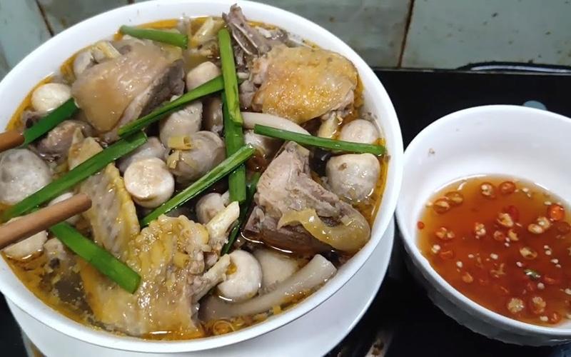 Canh gà nấu nấm rơm