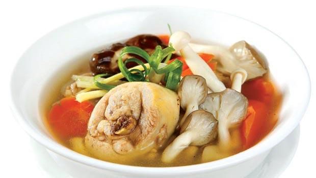 Canh gà nấu nấm rơm