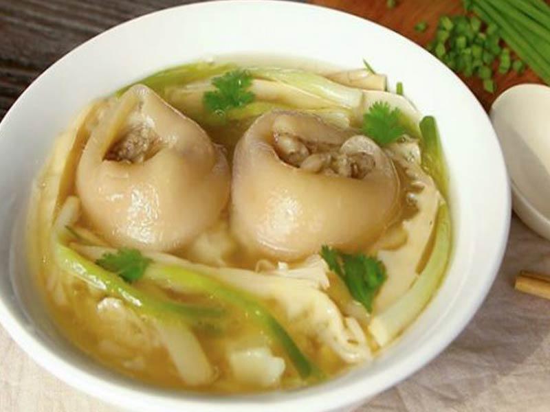 Canh măng khô ninh chân giò