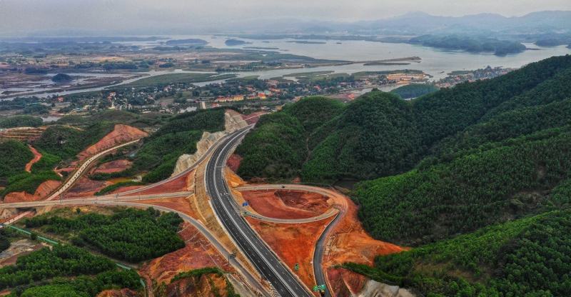 Toàn cao tốc có 4 nút giao, không bao gồm 2 nút giao đầu (nối Hạ Long) và cuối (nối Vân Đồn)