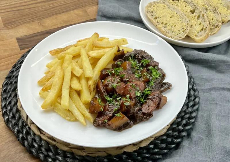 Món Carbonnade Flamande được dùng với khoai tây chiên