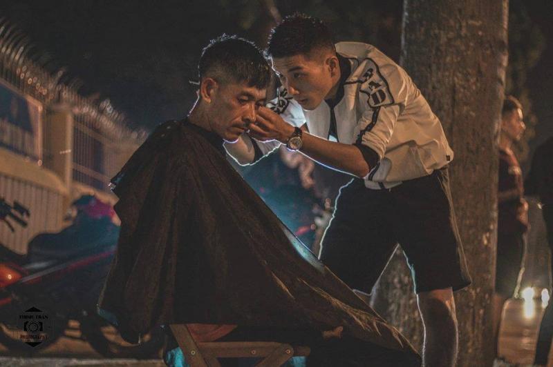 Cắt tóc miễn phí - Món quà ý nghĩa mà Huỳnh Minh gửi tặng người vô gia cư