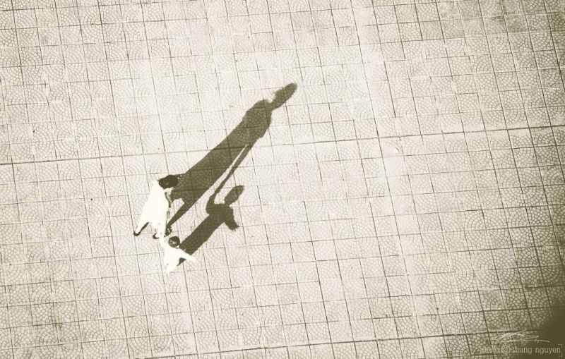 Mẹ luôn bên con, dìu dắt từng bước chân bé nhỏ của con!