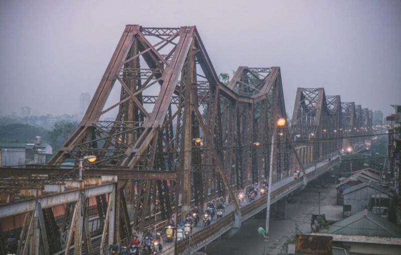 Cầu Long Biên mang nét đẹp rất riêng mà không phải cây cầu nào cũng đều có được.