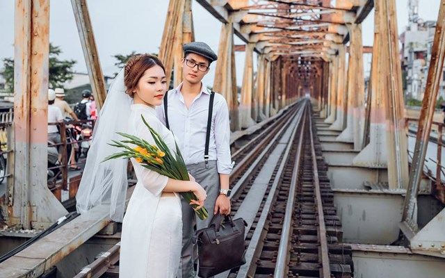 Chụp ảnh cưới tại cầu Long Biên