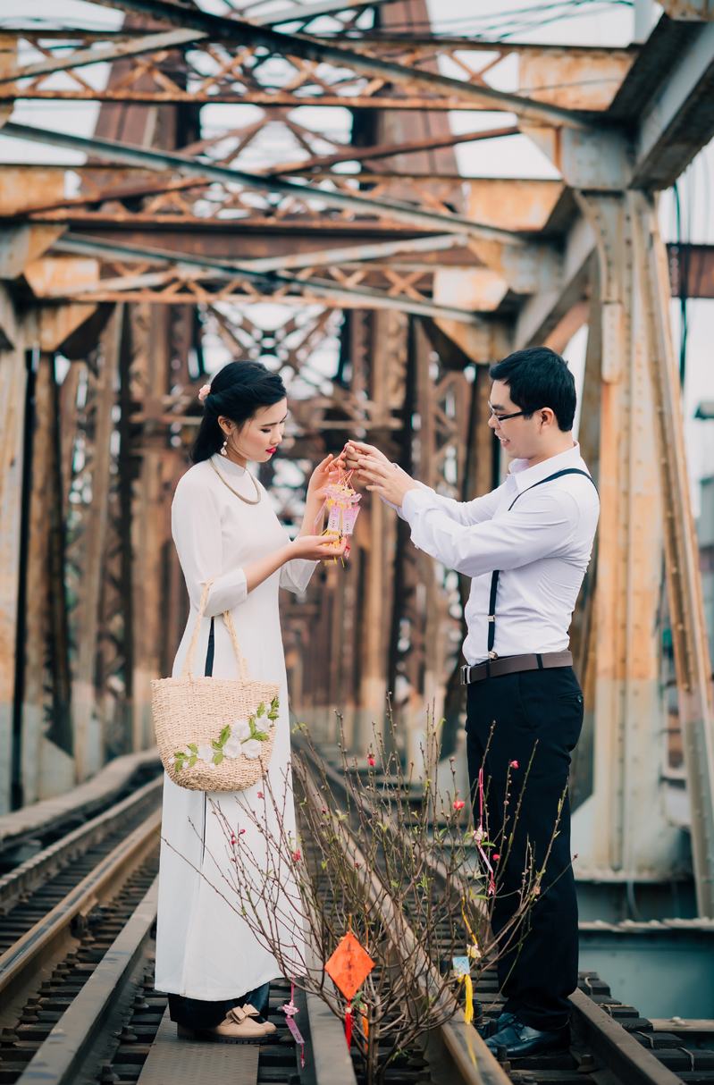 Chụp ảnh cưới tại cầu Long Biên