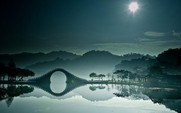 Cầu Mặt Trăng, Đài Bắc, Đài Loan trong công viên Dahu